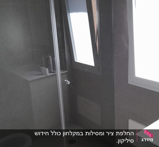 מקלחון זכוכית עם ראש מקלחת עגול ומדף מוצרים